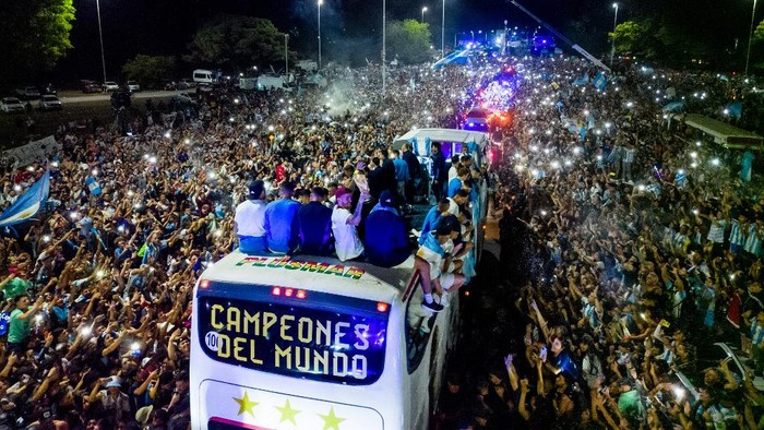 Para pemain timnas Argentina merayakan gelar juara dunia di atas bus dengan tulisam 