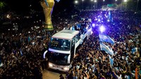 Dari bandara skuat La Albicelester menuju tim menaiki bus khusus dalam perjalanan ke pusat pelatihan Asosiasi Sepak Bola Argentina (AFA).(AFP/TOMAS CUESTA)