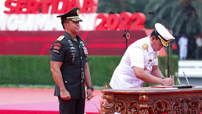 Upacara serah terima jabatan (sertijab) Panglima TNI dari Jenderal Andika Perkasa ke Laksamana Yudo Margono dilakukan di Mabes TNI, Cilangkap, Jakarta Timur, Selasa (20/12/2022).