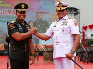 Momen Andika-Yudo Salam Komando Saat Sertijab Panglima TNI