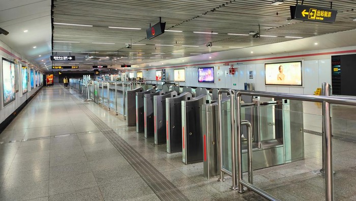 Shanghai Lagi-lagi Darurat COVID-19, Stasiun Kereta Kosong SHANGHAI, CHINA - DECEMBER 20, 2022 - The subway is empty in Shanghai, China, December 20, 2022. (Photo credit should read CFOTO/Future Publishing via Getty Images)