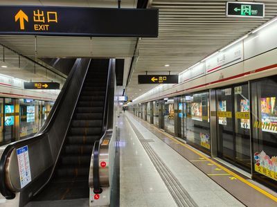 Shanghai Lagi-lagi Darurat COVID-19, Stasiun Kereta Kosong