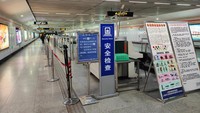 Karena COVID-19, stasiun yang biasanya sibuk ini pun kini tampak lengang tanpa penumpang.  