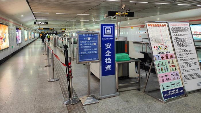 Shanghai Lagi-lagi Darurat COVID-19, Stasiun Kereta Kosong SHANGHAI, CHINA - DECEMBER 20, 2022 - The subway is empty in Shanghai, China, December 20, 2022. (Photo credit should read CFOTO/Future Publishing via Getty Images)