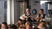 Tak perlu khawatir bosan, restoran ini juga menawarkan penampilan musik seru yang bisa menemani momen makan-makan. Foto: curioushalt.com