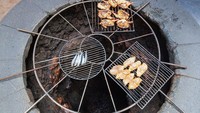 Restoran El Diablo juga punya cara unik dalam memasak hidangannya. Hidangan dimasak diatas kompor dengan memanfaatkan semua panas dari lava gunung berapi yang ada dibawahnya. Foto: curioushalt.com