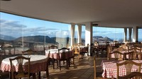 Sebenarnya restorannya punya dekorasi yang tidak terlalu megah dan unik, hanya saja pengalaman makan akan lebih menarik karena bisa melihat langsung pegunungan di Spanyol. Foto: curioushalt.com
