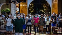 Misa menjelang fajar yang disebut Simbang Gabi adalah rangkaian misa renungan sembilan hari yang dipraktikkan oleh umat Katolik di Filipina untuk mempersiapkan Natal.