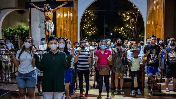 MANILA, PHILIPPINES - DECEMBER 20: Filipino Catholics attend a pre-dawn mass at Baclaran Church on December 20, 2022 in Paranaque, Metro Manila, Philippines. Pre-dawn masses, called 