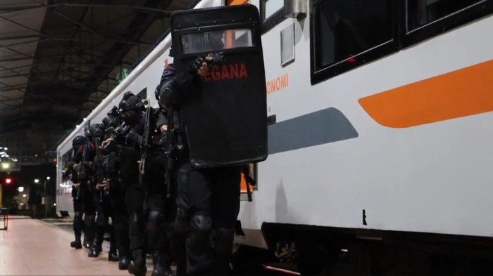 Simulasi penanganan teror di Stasiun Ponco Semarang, Senin (20/12/2022).