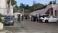 Wartawan berkumpul di gedung pengadilan Nassau, Bahama, Senin (19/12/2022).