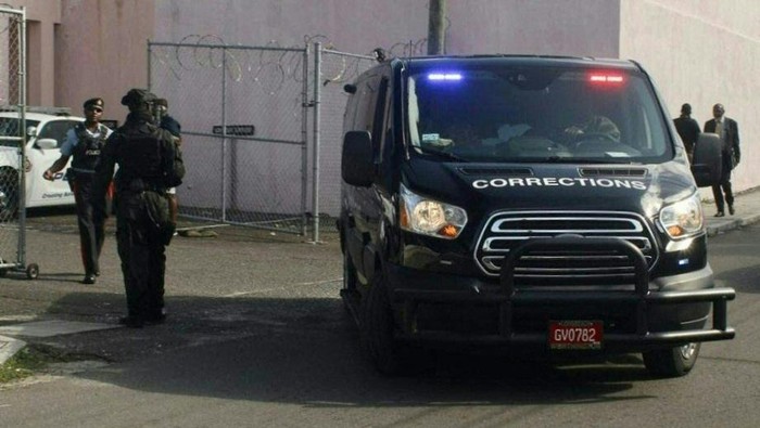 Situasi Persidangan Bos Kripto Sam Bankman-Fried di Bahama A vehicle reportedly transporting FTX founder Sam Bankman-Fried departs the Nassau, Bahamas, courthouse on December 19, 2022. - Cryptocurrency tycoon Samuel Bankman-Fried arrived at Bahamas magistrate court Monday where he could move to accept extradition to the United States to face charges over the multibillion-dollar collapse of his FTX group. (Photo by Kris INGRAHAM / AFP) (Photo by KRIS INGRAHAM/AFP via Getty Images)