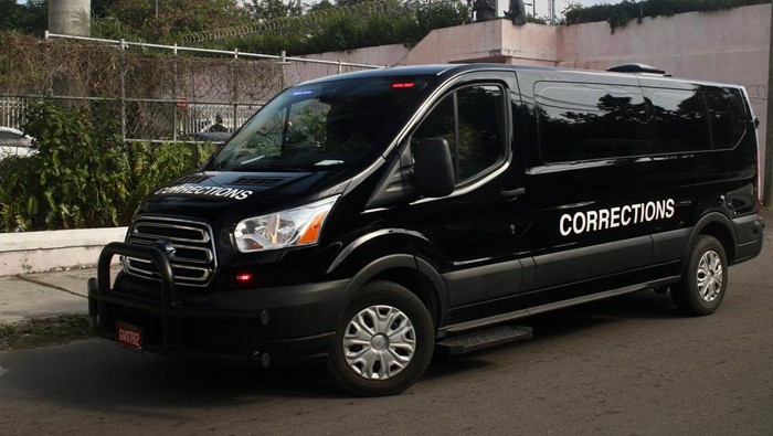 Situasi Persidangan Bos Kripto Sam Bankman-Fried di Bahama A vehicle reportedly transporting FTX founder Sam Bankman-Fried departs the Nassau, Bahamas, courthouse on December 19, 2022. - Cryptocurrency tycoon Samuel Bankman-Fried arrived at Bahamas magistrate court Monday where he could move to accept extradition to the United States to face charges over the multibillion-dollar collapse of his FTX group. (Photo by Kris INGRAHAM / AFP) (Photo by KRIS INGRAHAM/AFP via Getty Images)