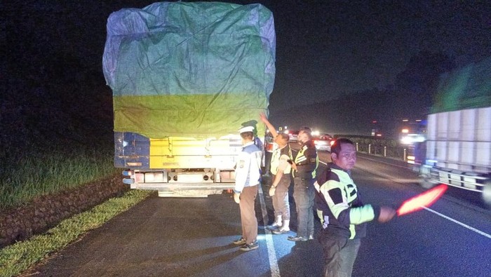 Sopi truk tewas usai menjadi korban tabrak lari di Tol Cipali, Purwakarta.