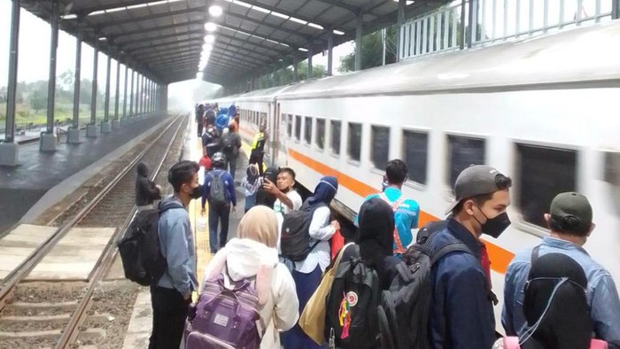 Syarat naik kereta api Nataru 2022 telah dirilis pemerintah. Aturan ini wajib diketahui masyarakat sebelum bepergian pada masa Natal 2022 dan Tahun Baru 2023.