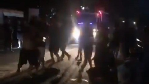 Tangkapan layar sejumlah pemuda melakukan aksi pengeroyokan terhadap dua orang kakak beradik di Desa Tamblang, Kubutambahan, Buleleng, Bali.