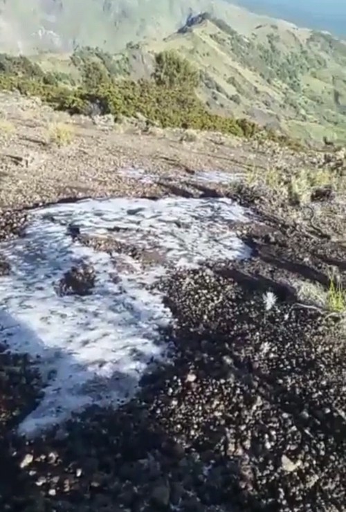 Terdapat bongkahan es di puncak Gunung Rinjani Lombok. Foto: IST.