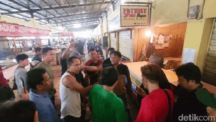 Terima Surat Edaran Untuk Pindah, Pedagang Pasar Palabuhanratu Ngamuk !