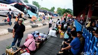Lonjakan penumpang mulai terlihat sejak hari Senin (19/12) pada masa libur sekolah. 