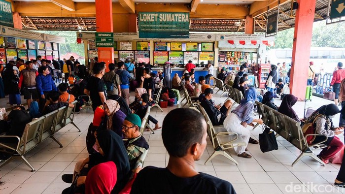 Terminal Kampung Rambutan Mulai Ramai Jelang Libur Nataru Terminal Kampung Rambutan, Jakarta Timur, mulai ramai penumpang bus. Para penumpang akan pulang ke kampung halaman menjelang libur Natal dan tahun baru.