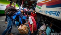 Tumpukan tas dan koper milik para penumpang terlihat di terminal. 
