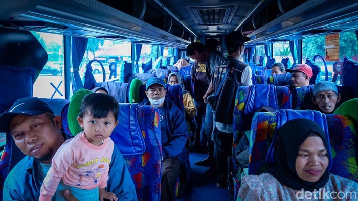 Terminal Kampung Rambutan Mulai Ramai Jelang Libur Nataru Terminal Kampung Rambutan, Jakarta Timur, mulai ramai penumpang bus. Para penumpang akan pulang ke kampung halaman menjelang libur Natal dan tahun baru.