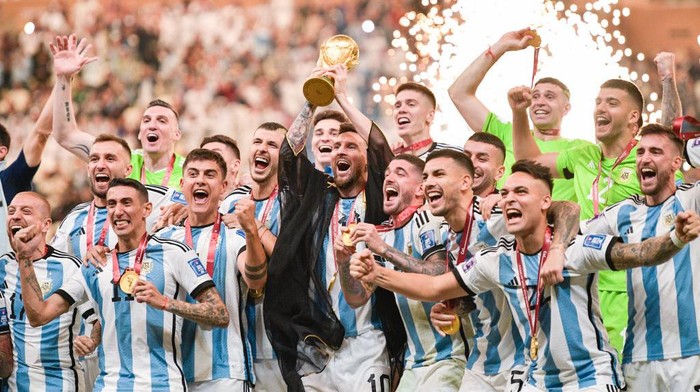 LUSAIL CITY, QATAR - DECEMBER 18: Coach Lionel Scaloni of Argentina, Franco Armani of Argentina, Juan Foyth of Argentina, Nicolas Tagliafico of Argentina, Gonzalo Montiel of Argentina, Leandro Paredes of Argentina, German Pezzella of Argentina, Rodrigo De Paul of Argentina, Marcos Acuna of Argentina, Julian Alvarez of Argentina, Lionel Messi of Argentina, Angel Di Maria of Argentina, Geronimo Rulli of Argentina, Cristian Romero of Argentina, Exequiel Palacios of Argentina, Angel Correa of Argentina, Thiago Almada of Argentina, Alejandro Gomez of Argentina, Guido Rodriguez of Argentina, Nicolas Otamendi of Argentina, Alexis Mac Allister of Argentina, Paulo Dybala of Argentina, Lautaro Martinez of Argentina, Damian Martinez of Argentina, Enzo Fernandez of Argentina, Lisandro Martinez of Argentina and Nahuel Molina of Argentina celebrating with trophy after the Final - FIFA World Cup Qatar 2022 match between Argentina and France at the Lusail Stadium on December 18, 2022 in Lusail City, Qatar (Photo by Pablo Morano/BSR Agency/Getty Images)