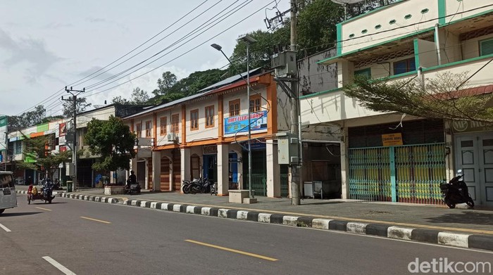 Toko-toko di Sabang tutup pada siang hari. (Agus Setyadi/detikSumut)