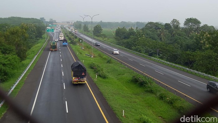 Suasana Jalan Tol Cipali Kilometer 110 wilayah Kecamatan Pagaden  Kabupaten Subang.