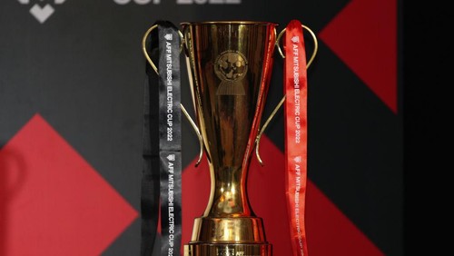 BANGKOK, THAILAND - AUGUST 30: The AFF Mitsubishi Electric Cup is displayed during the AFF Mitsubishi Electric Cup draw at Shangri-La Hotel Bangkok on August 30, 2022 in Bangkok, Thailand. (Photo by Thananuwat Srirasant/Getty Images)