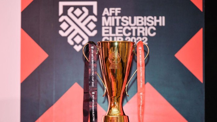 BANGKOK, THAILAND - 2022/08/30: The AFF Mitsubishi Electric Cup is displayed during the AFF Mitsubishi Electric Cup draw at Shangri-La Hotel in Bangkok. (Photo by Amphol Thongmueangluang/SOPA Images/LightRocket via Getty Images)