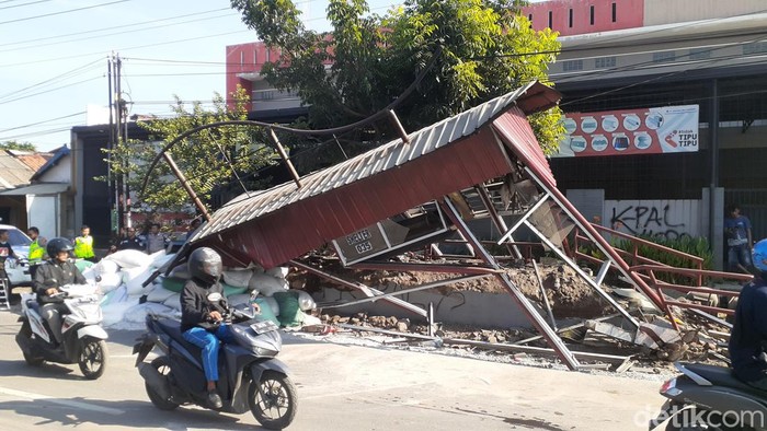 Penampakan Halte Trans Semarang Shelter 035 yang rusak akibat ditabrak truk di Jalan Walisongo, seberang RSUD Tugu Semarang, Selasa (20/12/2022).