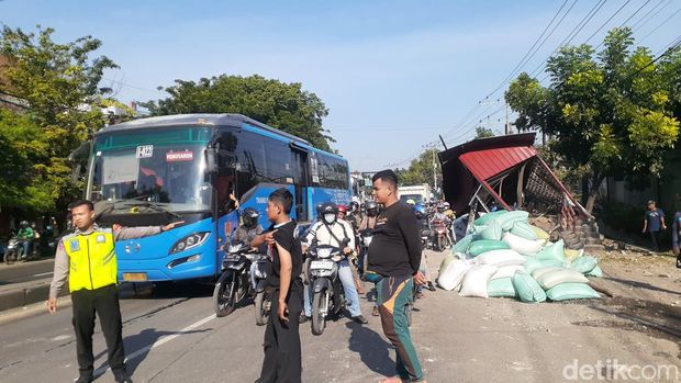 Penampakan Halte Trans Semarang Shelter 035 yang rusak akibat ditabrak truk di Jalan Walisongo, seberang RSUD Tugu Semarang, Selasa (20/12/2022).
