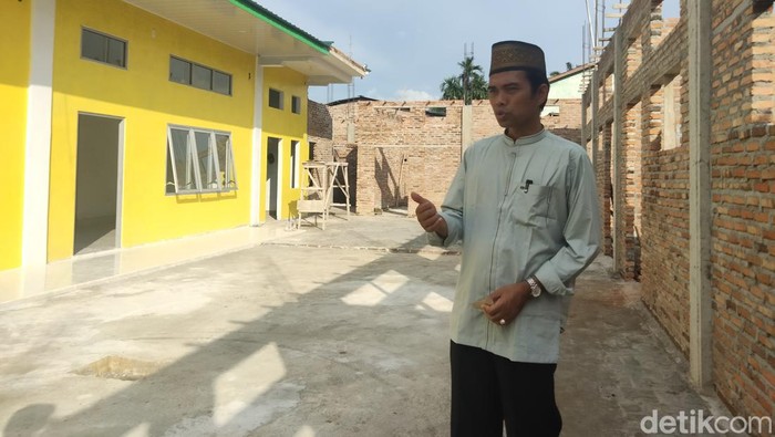 UAS saat meninjau sekolah dibawah yayasan yang dibinanya di Kisaran, Kabupaten Asahan, Sumut.