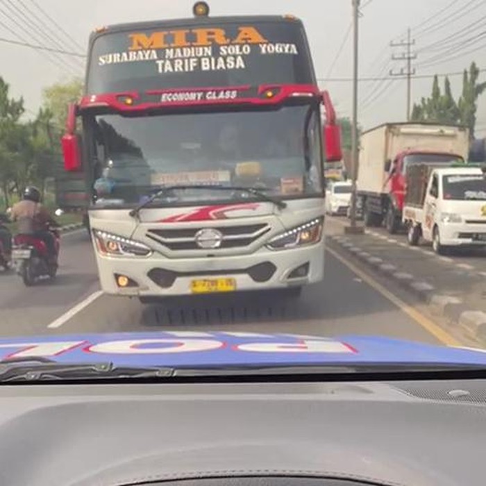 Viral bus Mira didesak mundur polisi di Mojokerto