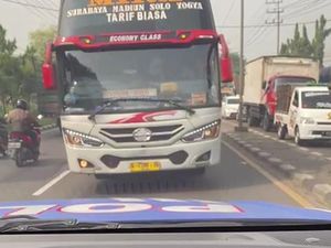 Kasat Lantas Polres Mojokerto Hadang Bus Mira yang Lawan Arus