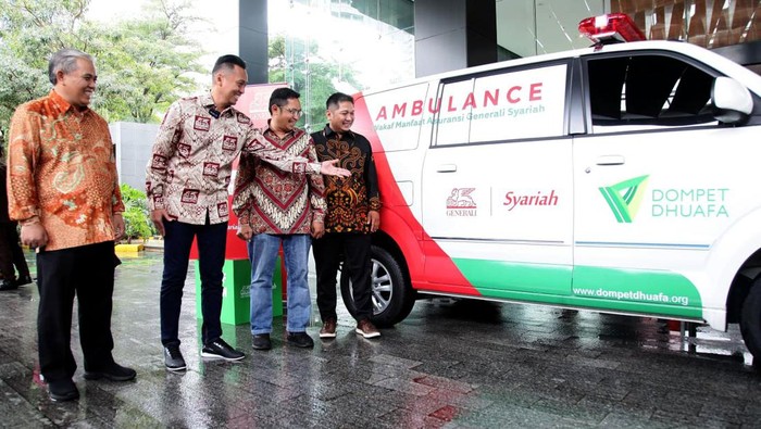 Wakaf Ambulans untuk Masyarakat yang Membutuhkan (Ki-ka) Bapak Dr. H. Asep Supyadillah, M. Ag. selaku Ketua Dewan Pengawas Syariah untuk Generali Indonesia, Bapak Arry B. Wibowo selaku Director Legal & Sharia Business Generali Indonesia, Bapak Bobby P. Manullang selaku General Manager Fundraising Wakaf Dompet Dhuafa dan Bapak Erwin Muhtaruddin, SKM, M.Kes selaku Direktur Pengembangan Bisnis Rumah Sakit Griya Medika Tulang Bawang - Lampung saat seremonial serah terima ambulance wakaf manfaat asuransi jiwa syariah PT Asuransi Jiwa Generali Indonesia (Generali Indonesia) yang disalurkan melalui Dompet Dhuafa. Nantinya ambulance akan dipergunakan untuk operasional Rumah Sakit Griya Medika, Tulang Bawang, Lampung.