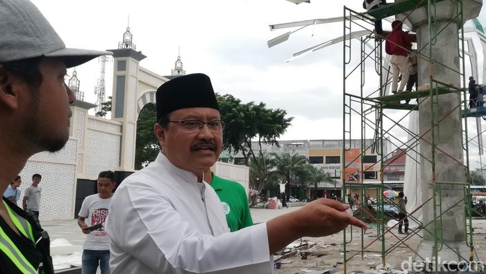 Wali Kota Pasuruan Gus Ipul meninjau proyek payung Madinah