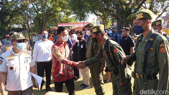 Wali Kota Solo Gibran Rakabuming Raka usai di halaman Balai Kota Solo, Selasa (20/19/2022).
