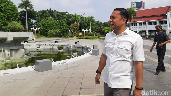 Wali Kota Surabaya Eri Cahyadi di Taman Surya Surabaya