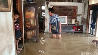 Akibat banjir rob, banyak perabotan rumah dan barang elektronik milik warga di Desa Eretan Wetan, Kecamatan Kandanghaur, Kabupaten Indramayu, rusak. (Foto: Sudedi Rasmadi/detikJabar)