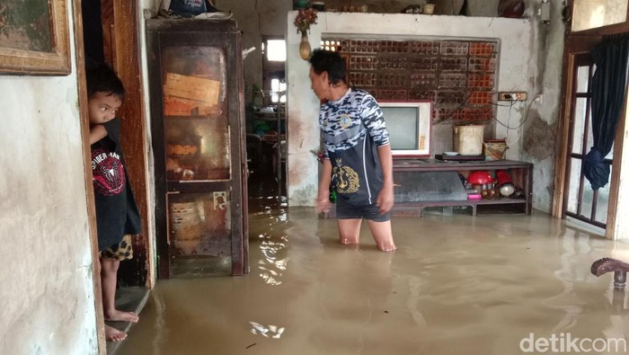 Warga di tengah terjangan banjir rob di Indramayu. Warga di tengah terjangan banjir rob di Indramayu.