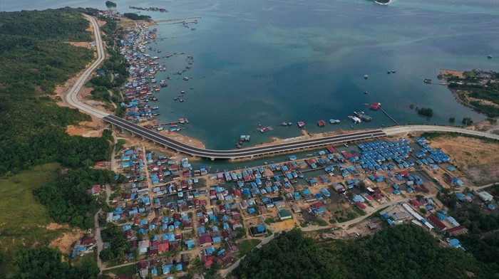 Warga Pesisir Toronipa Dapat Rumah dan Jalan Penghubung Baru Foto udara puluhan rumah bantuan Kementerian PUPR di wilayah pesisir di Kecamatan Toronipa, Konawe, Sulawesi Tenggara, Senin (19/12/2022). Pemerintah melalui Kementerian PUPR telah merealisasikan program Bantuan Stimulan Perumahan Swadaya (BSPS) kepada warga di wilayah pesisir Toronipa. ANTARA FOTO/Jojon/tom.