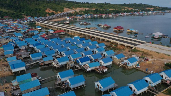 Foto udara puluhan rumah bantuan Kementerian PUPR di wilayah pesisir di Kecamatan Toronipa, Konawe, Sulawesi Tenggara, Senin (19/12/2022). Pemerintah melalui Kementerian PUPR telah merealisasikan program Bantuan Stimulan Perumahan Swadaya (BSPS) kepada warga di wilayah pesisir Toronipa. ANTARA FOTO/Jojon/tom.