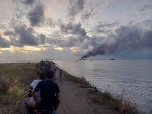 Kapal Terbakar di Perairan Pengambengan Jadi Tontonan Warga