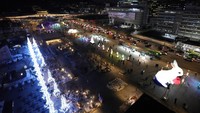 Sejumlah warga mengunjungi festival lentera yang di adakan di Lapangan Gwanghwamun, Seoul, Korea Selatan, Senin (19/12/2022).