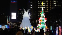 Festival ini menyuguhkan beberapa lampion yang menggambarkan berbagai macam karakter. Salah satu nya pohon natal.  