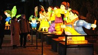 Pengunjung melihat lampion berkarakter saat berkunjung ke festival lentera Seoul.