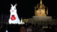 Lentera raksasa yang berbentuk kelinci yang terletak di sebelah patung Raja Sejong dari Dinasti Joseon di Festival Lentera Seoul. Lentera kelinci ini tampilkan untuk perayaan Tahun Kelinci 2023 mendatang.