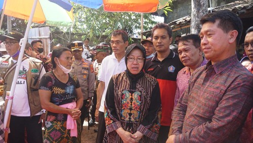 Wayan Sukasih (kiri) saat mendengar cerita Menteri Risma di rumahnya di Semarapura Tengah, Klungkung, Bali, Selasa (20/12/2022). (Agus Eka)